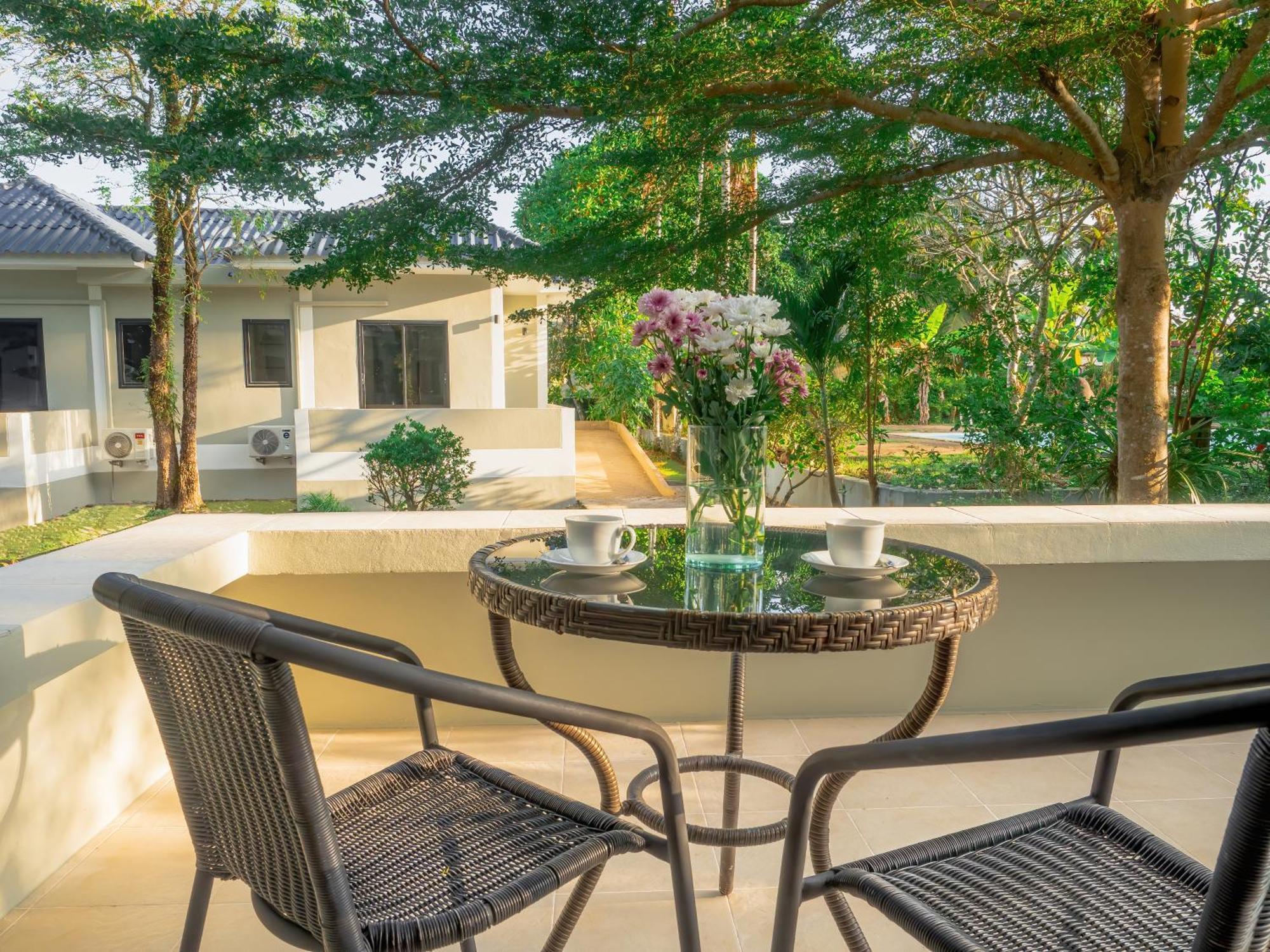 Isara Nai Yang Resort Екстер'єр фото